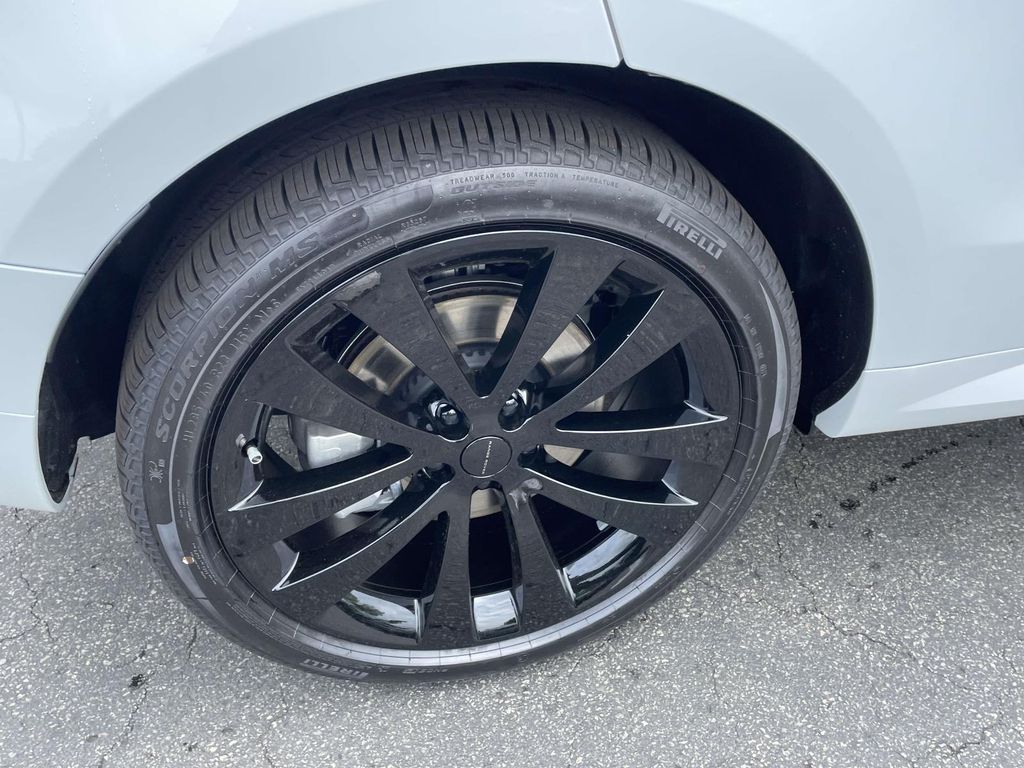 New 2026 White Land Rover Dynamic SE image 10