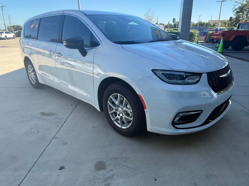 2026 Chrysler Pacifica Select's photo