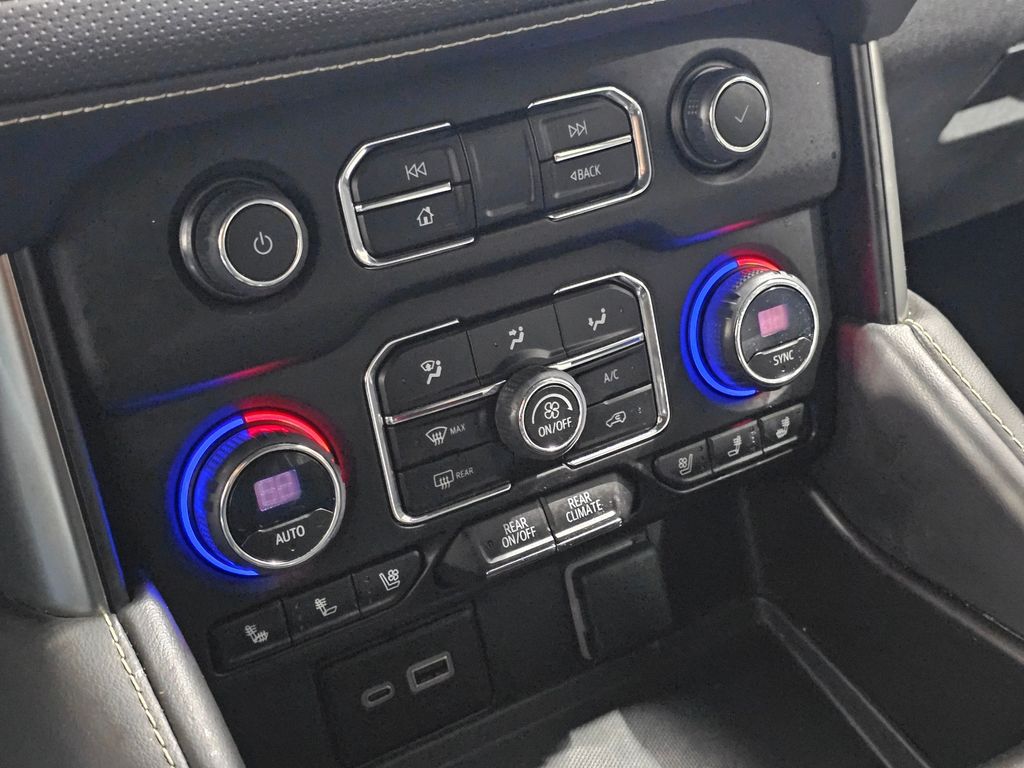 Used 2023  Chevrolet Premier image 29