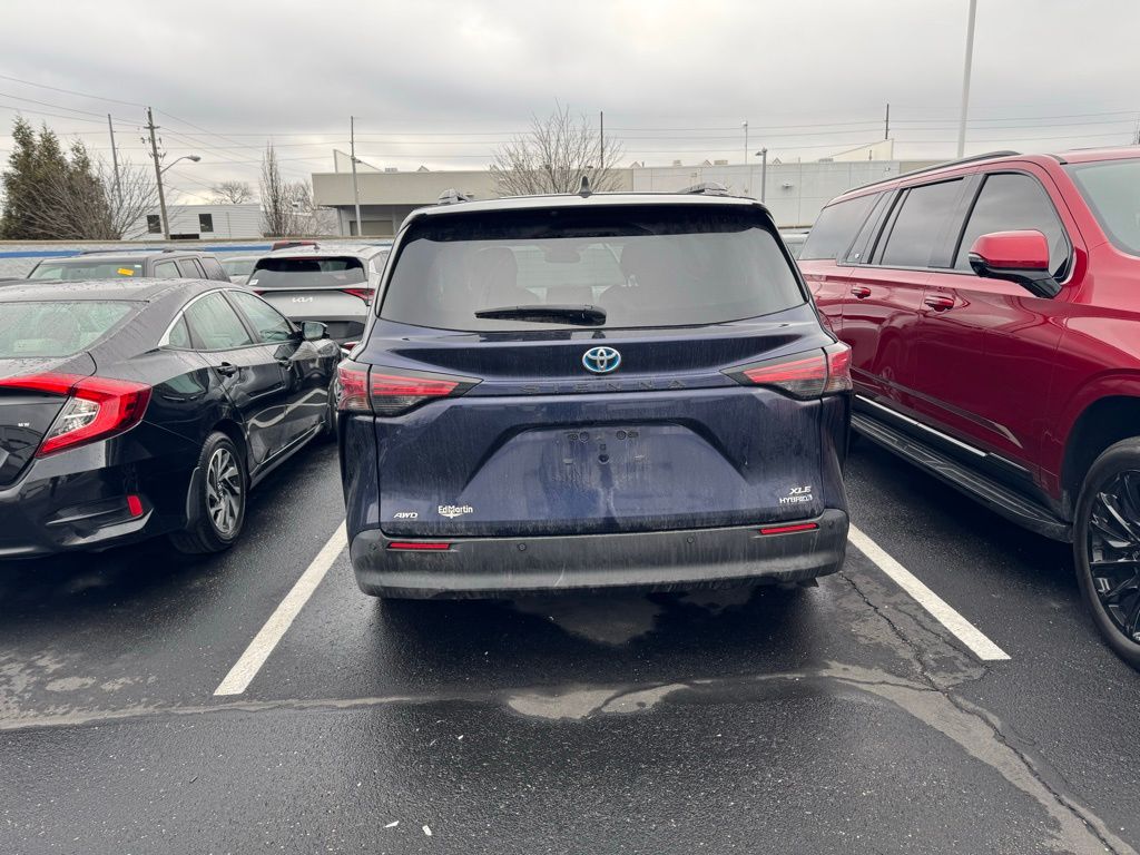 2022 Toyota Sienna XLE 3