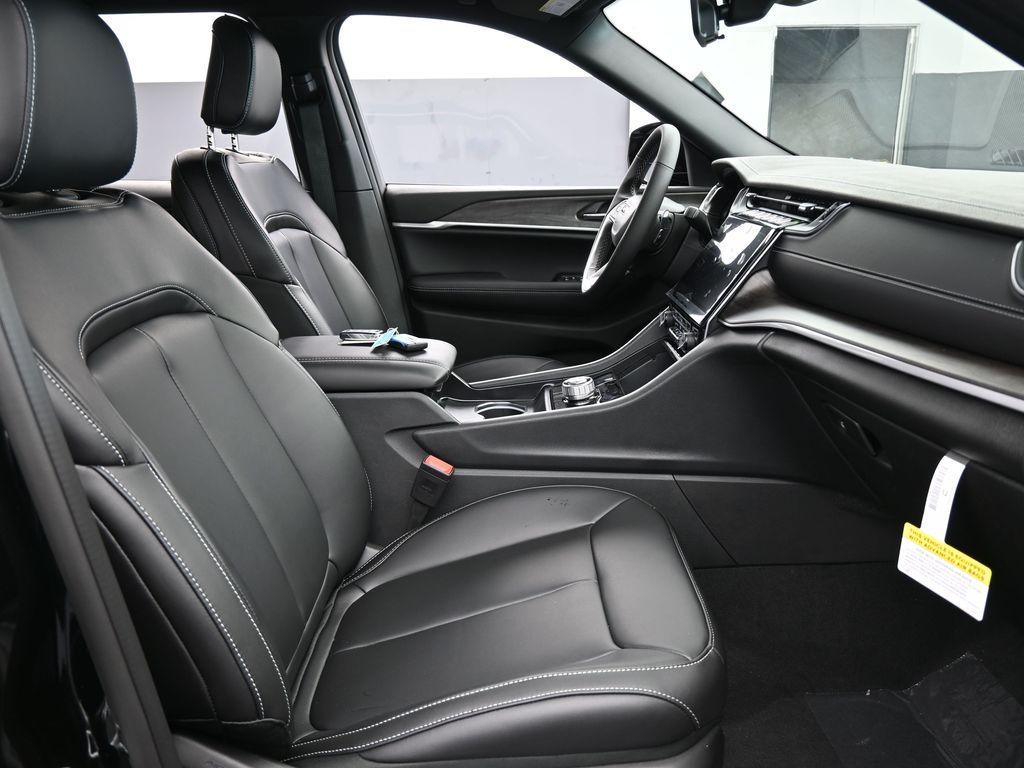Used 2025 Diamond Black Crystal Pearlcoat Jeep Limited image 31