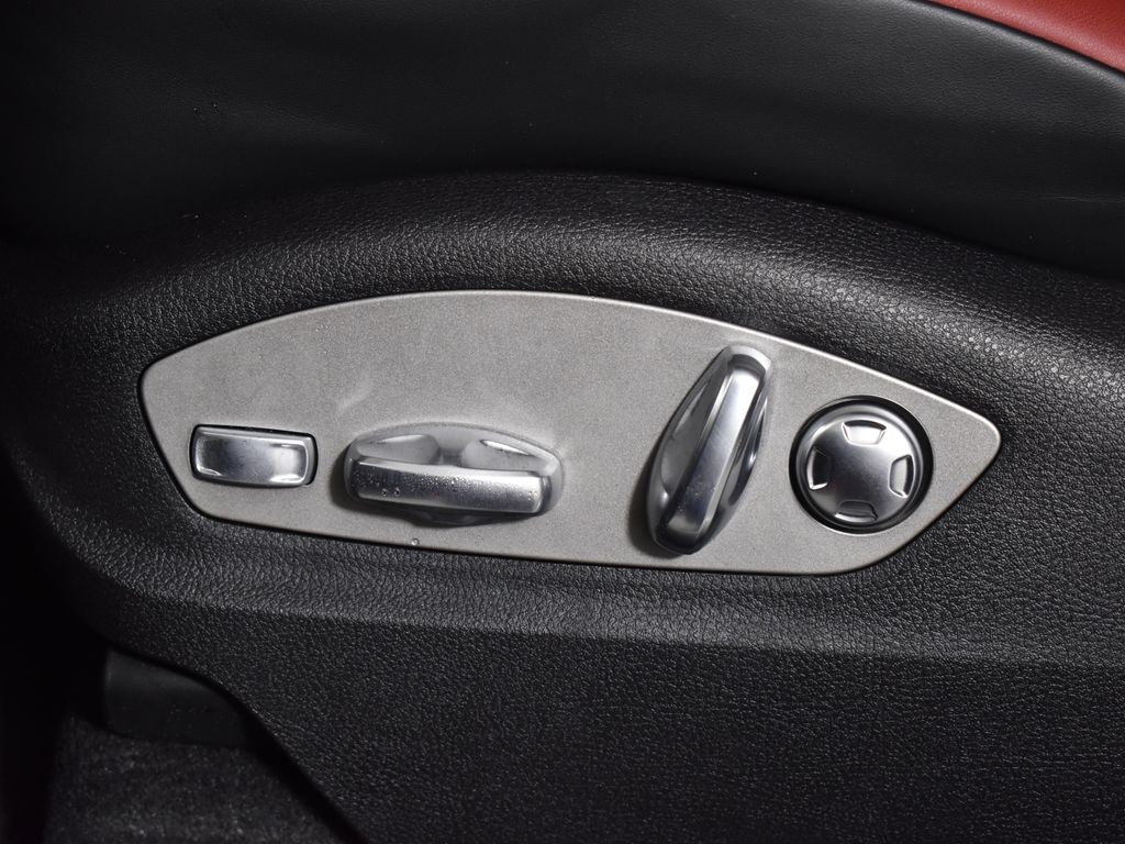 Thumbnail: 2026 Porsche Macan - 31