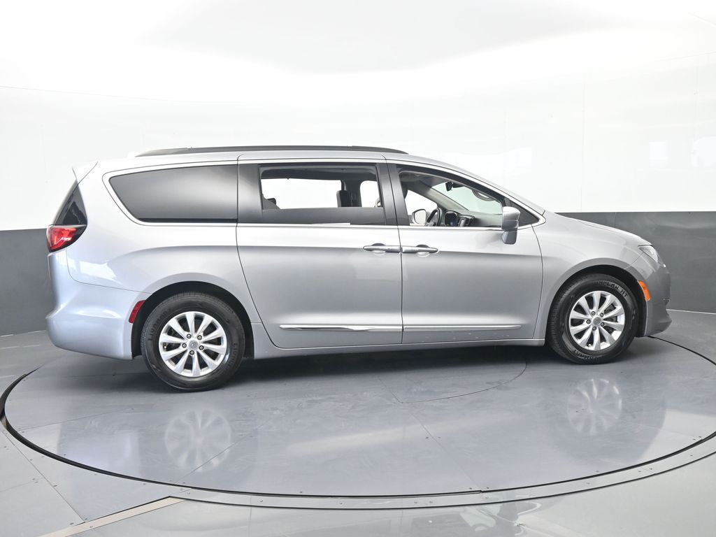 Used 2017 Billet Silver Metallic Clearcoat Chrysler Touring L image 7