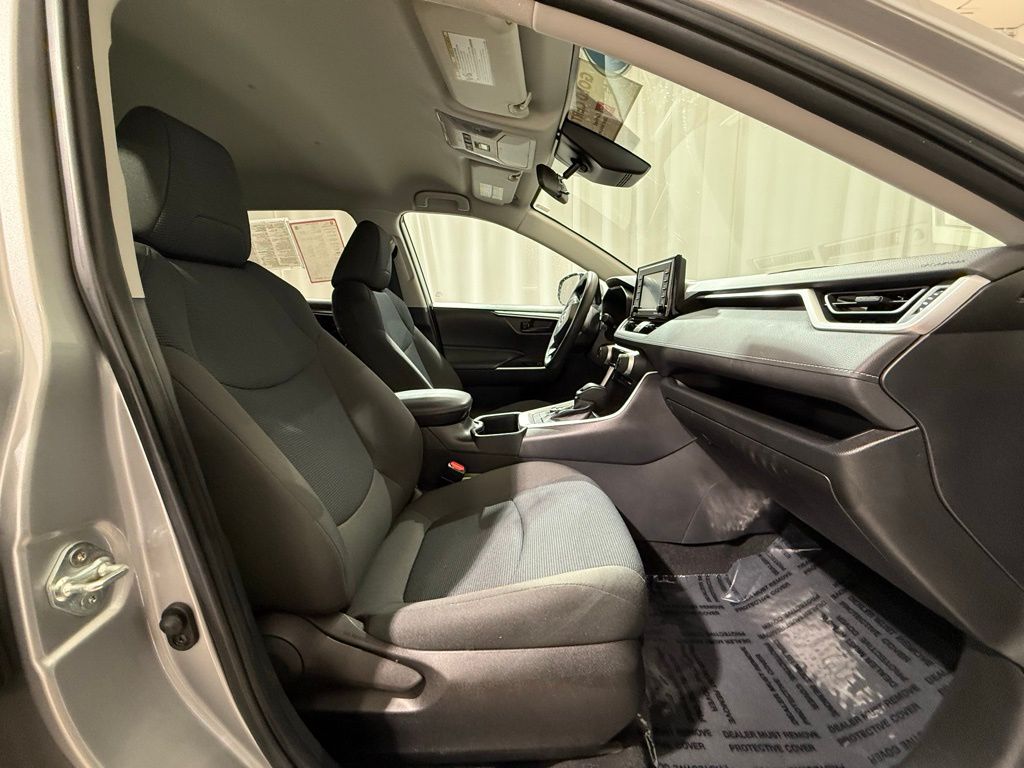 Thumbnail: 2022 Toyota RAV4 - 21