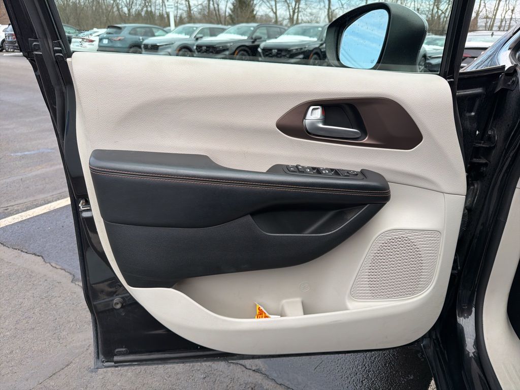 Thumbnail: 2017 Chrysler Pacifica - 17