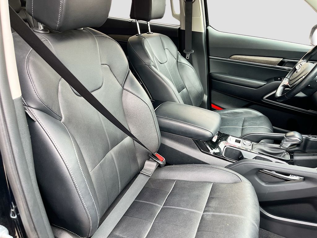 Used 2022 Black Kia EX image 31