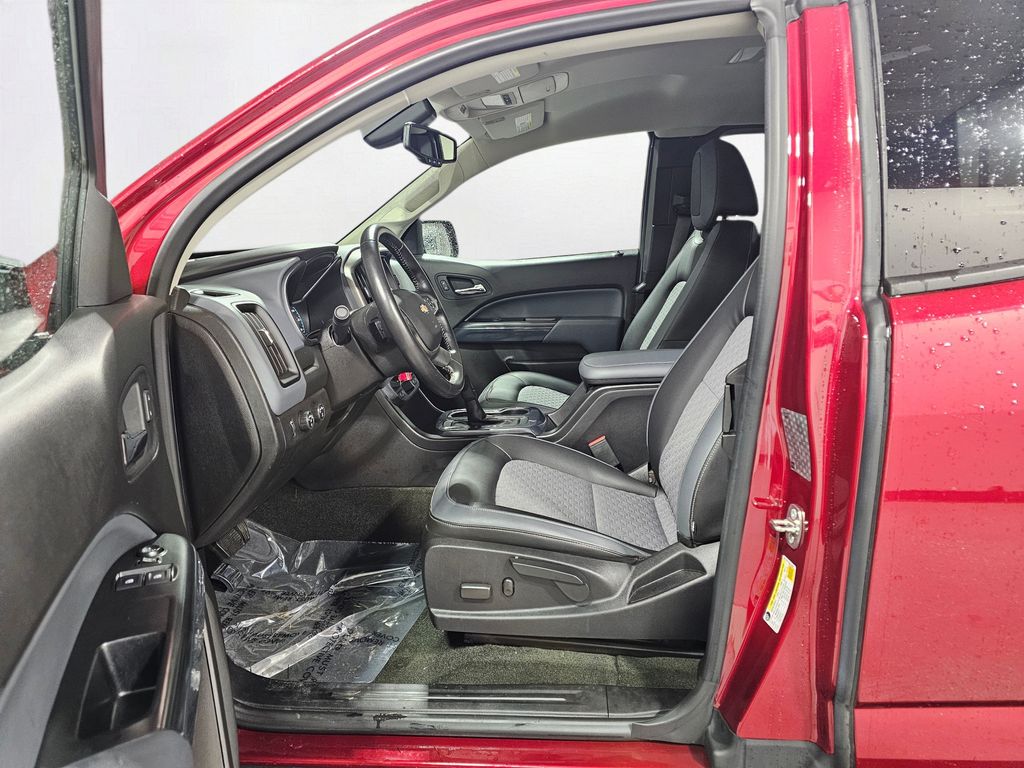 Used 2018 Red Chevrolet Z71 image 21