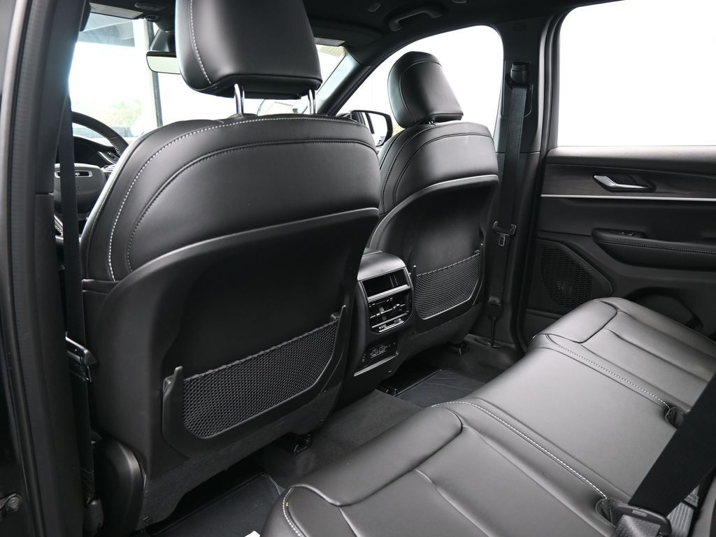 Used 2025 Diamond Black Crystal Pearlcoat Jeep Limited image 24