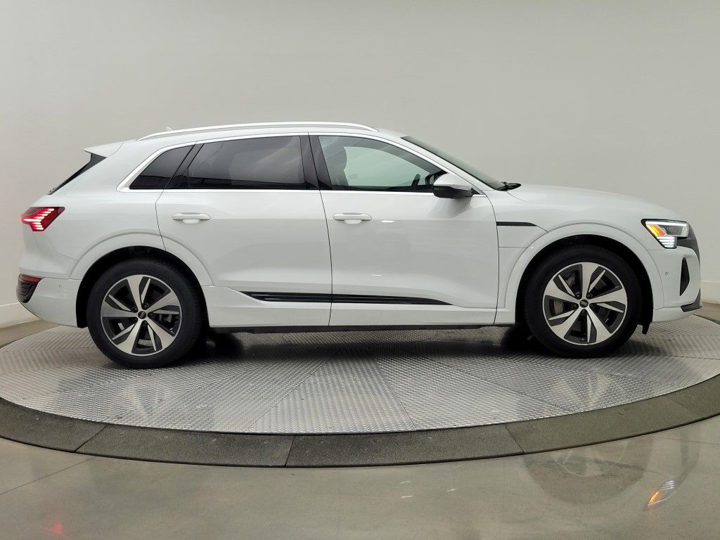 Thumbnail: 2024 Audi Q8 e-tron - 6