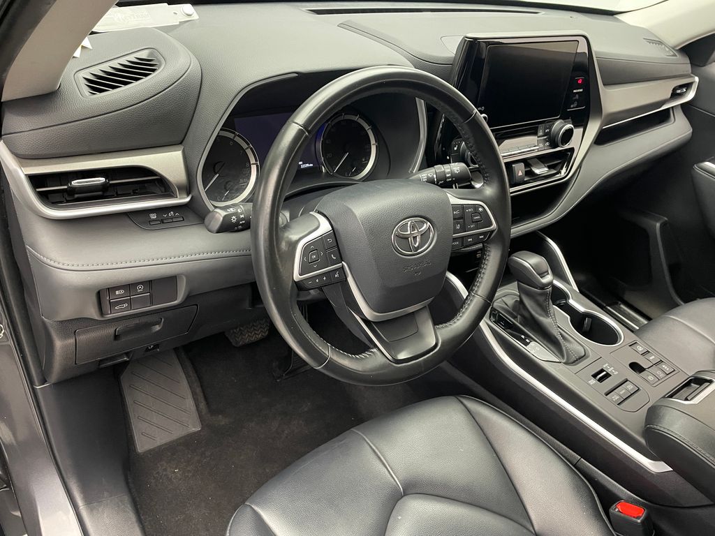 Thumbnail: 2023 Toyota Highlander - 11
