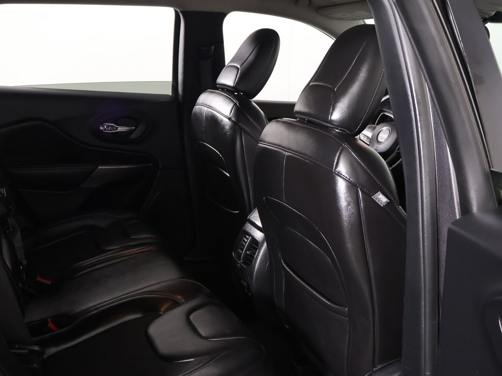 Used 2019 Gray Jeep Latitude Plus image 25