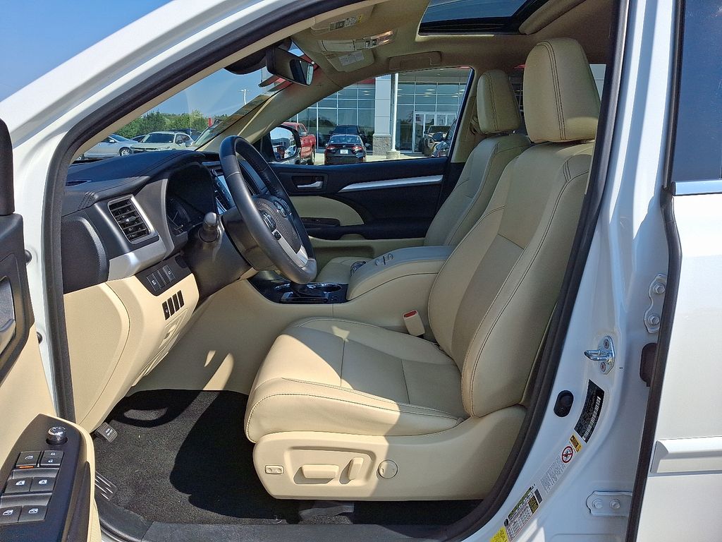 Thumbnail: 2017 Toyota Highlander - 14
