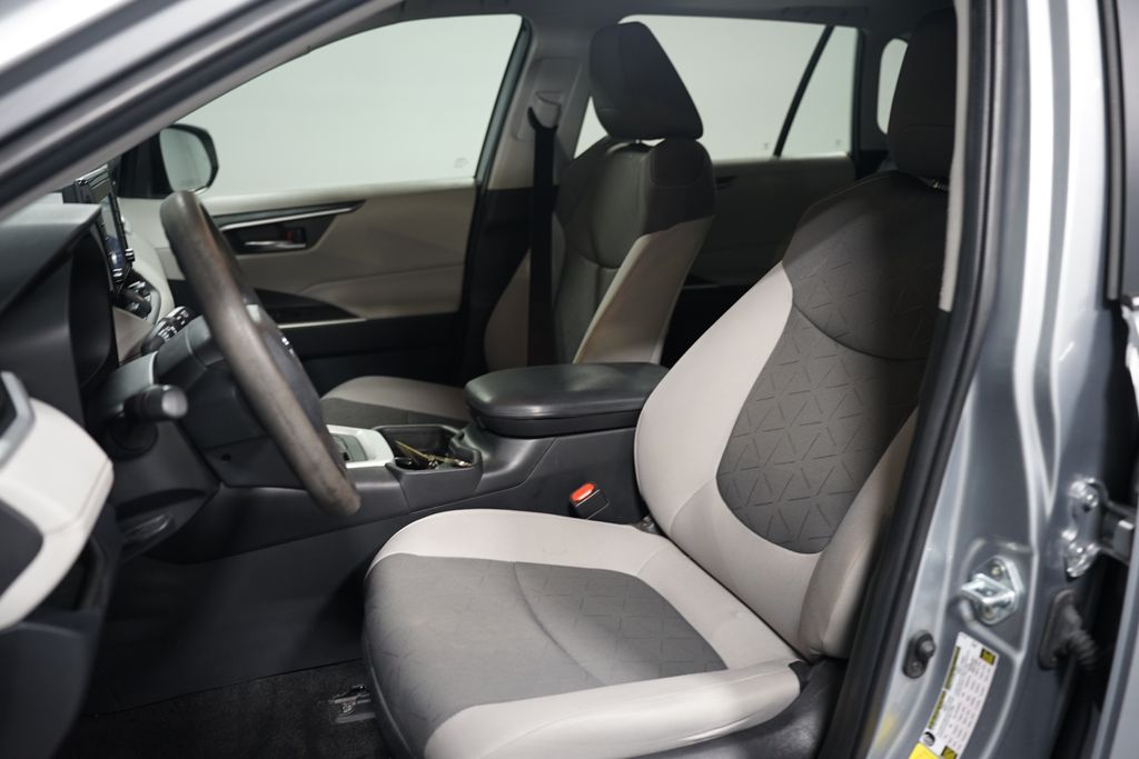 Thumbnail: 2021 Toyota RAV4 - 6