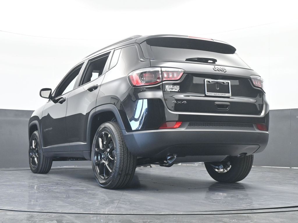 New 2026 Diamond Black Crystal Pearlcoat Jeep Latitude image 53