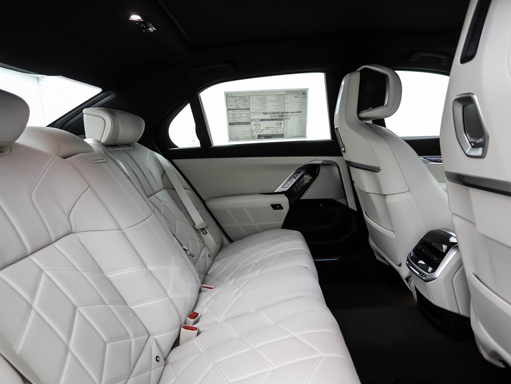 2025 BMW i7 xDrive60 27