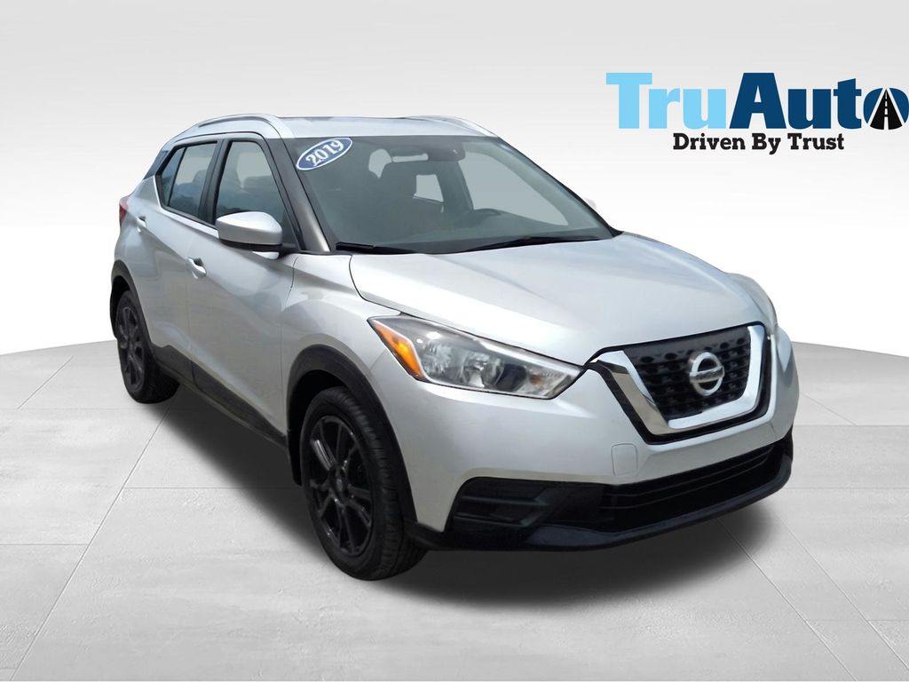 Brilliant Silver Metallic 2019 Nissan Kicks SUV / Crossover Front-Wheel Drive Continuously Variable Transmission