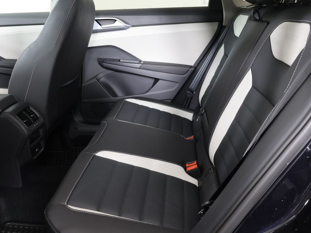 2025 Volkswagen Taos SEL - Photo 10