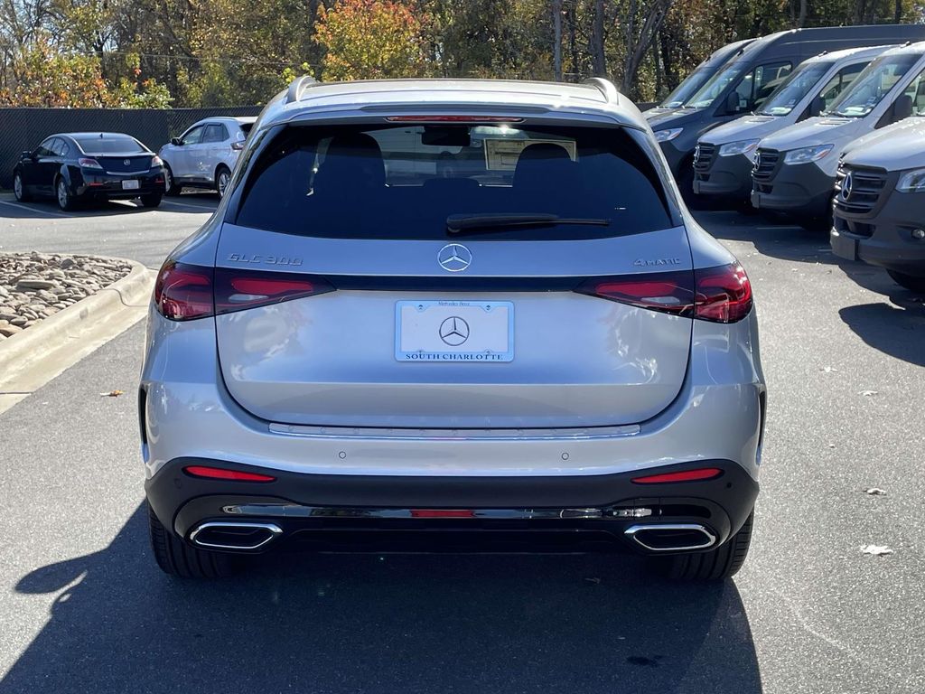 2025 Mercedes-Benz GLC 300 7