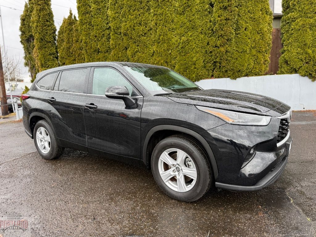 2025 Toyota Highlander LE FWD