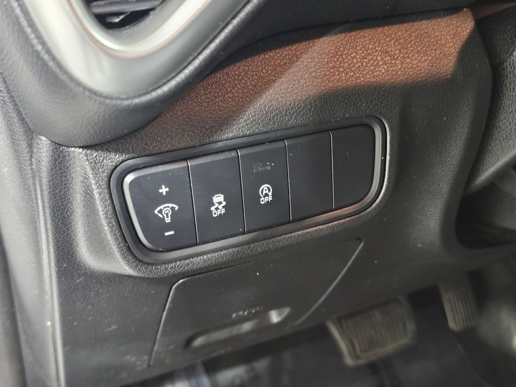 Used 2023 White Kia LX image 22