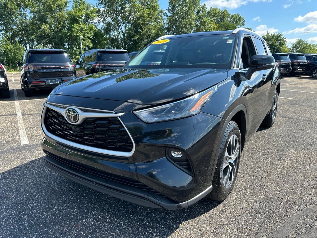 Midnight Black Metallic 2024 Toyota Highlander SUV / Crossover Front-Wheel Drive 8-Speed Automatic