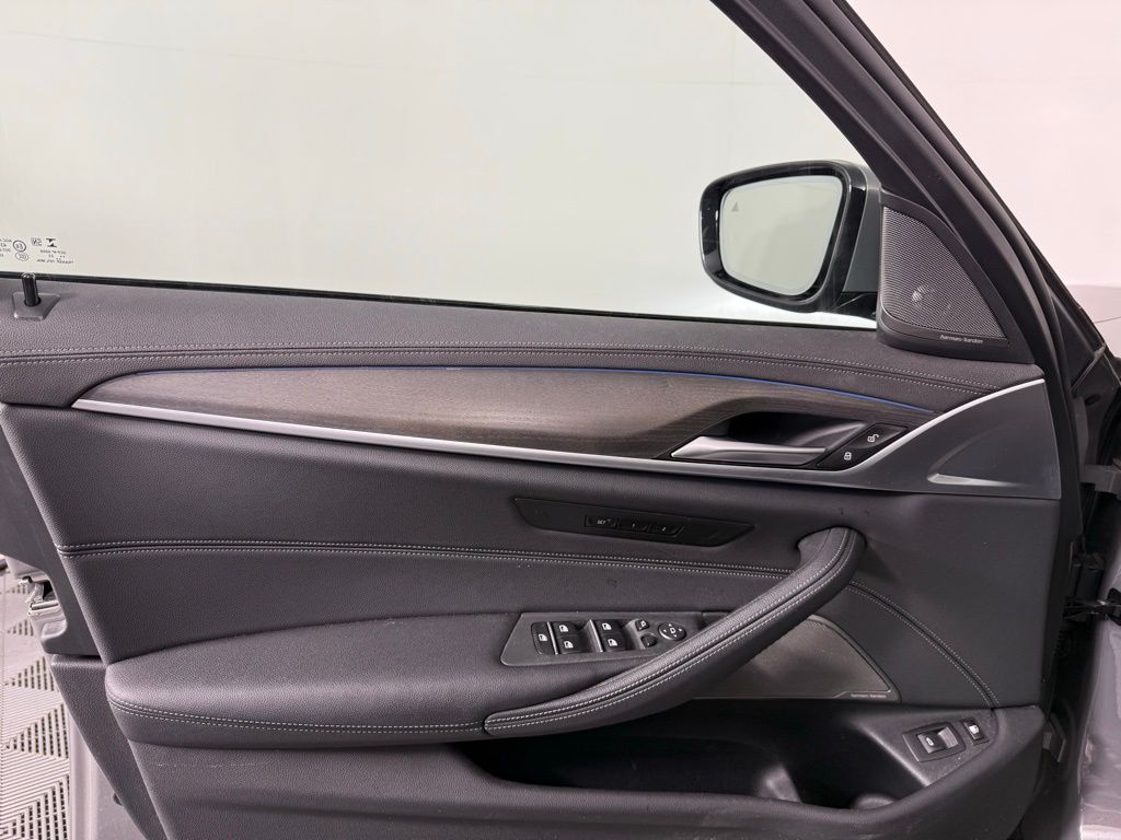 2022 BMW 5 Series 530e iPerformance 10