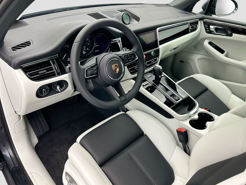 Thumbnail: 2026 Porsche Macan - 4