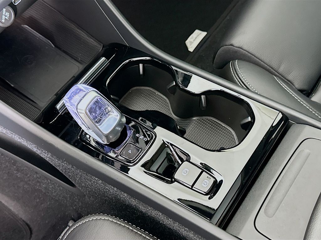 2023 Volvo XC40 B5 Plus 16