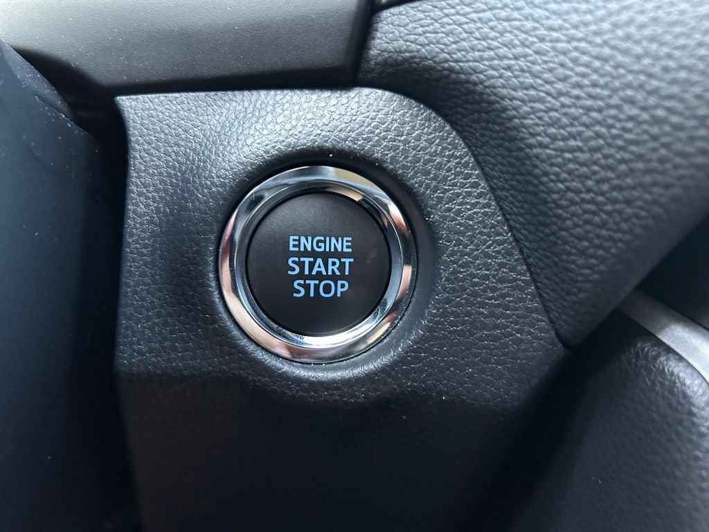 2022 Toyota RAV4 XLE 27
