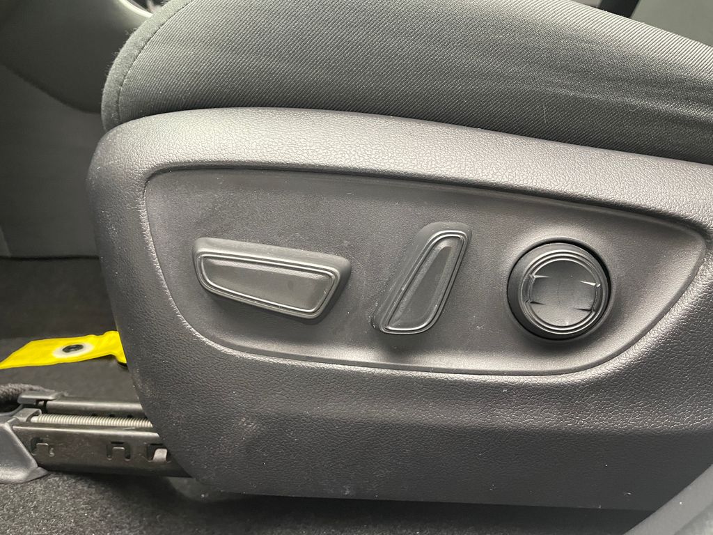 Thumbnail: 2022 Toyota RAV4 - 14