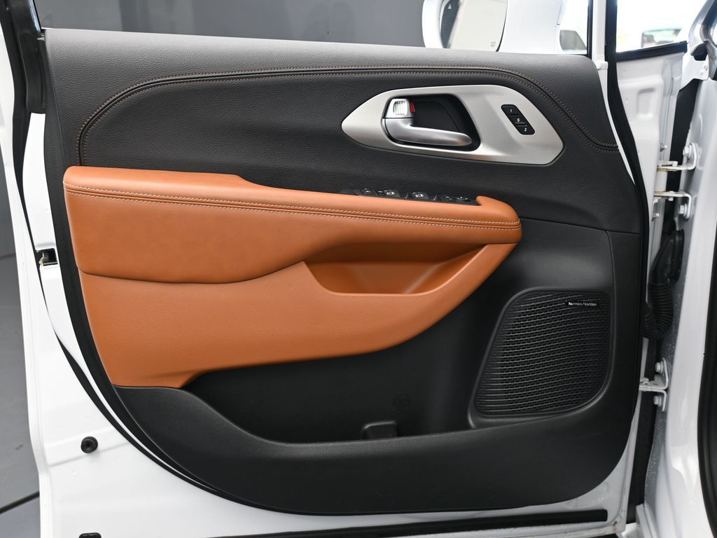 Used 2024 Bright White Clearcoat Chrysler Pinnacle image 35