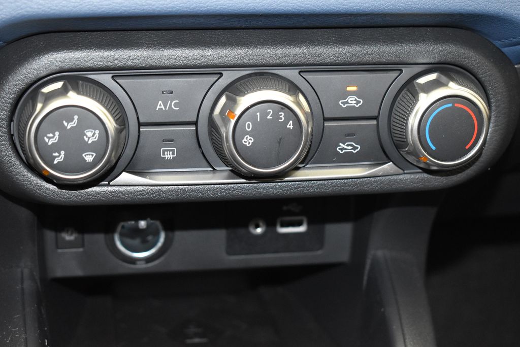 2025 Nissan Versa 1.6 SV 19