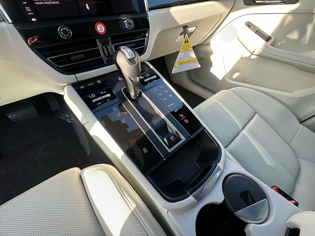 Thumbnail: 2026 Porsche Macan - 31