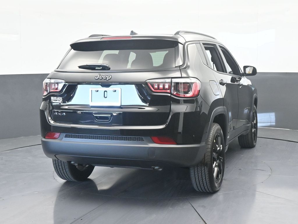 New 2026 Diamond Black Crystal Pearlcoat Jeep Latitude image 5