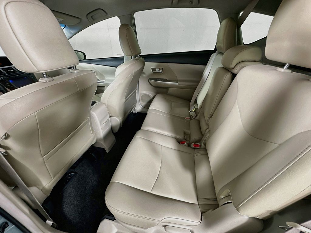 Thumbnail: 2014 Toyota Prius v - 17
