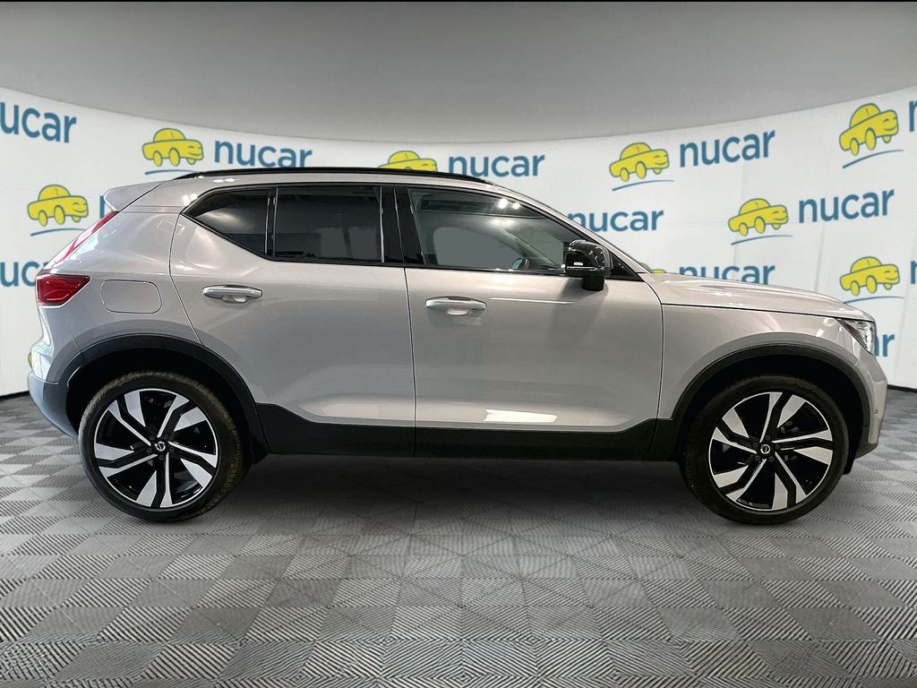 2025 Volvo XC40 — photo 8