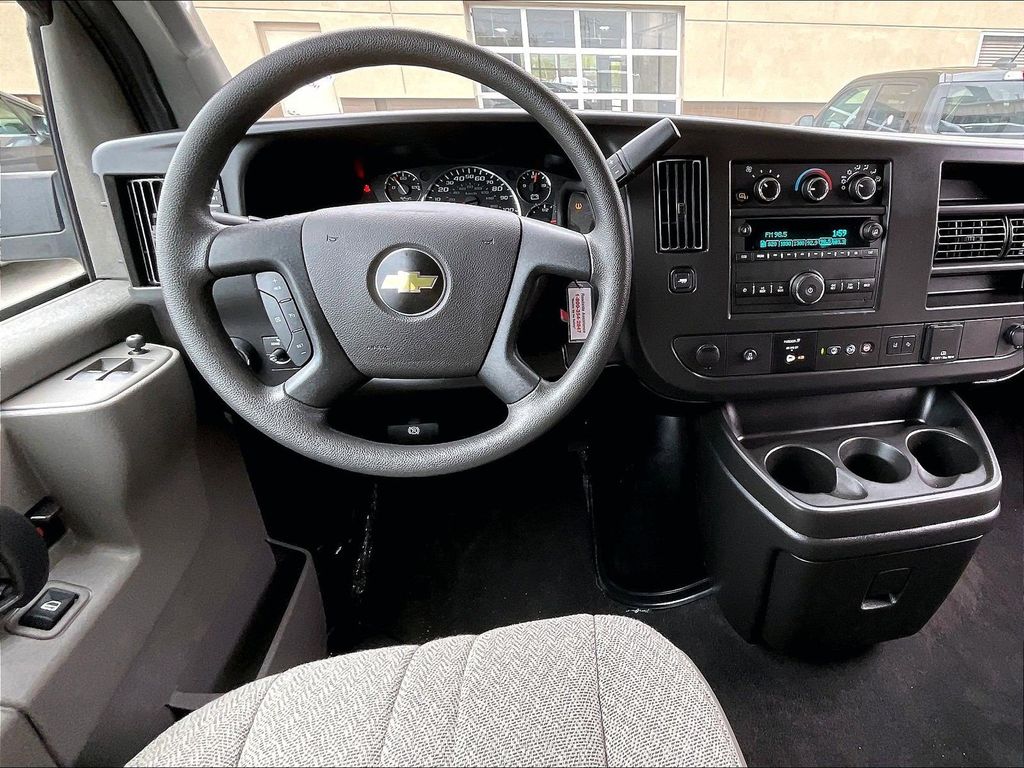 2025 Chevrolet Express 3500 — photo 17