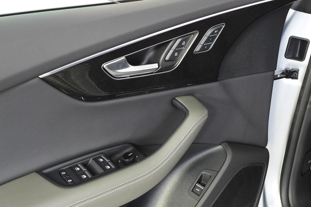 Thumbnail: 2024 Audi Q8 - 12