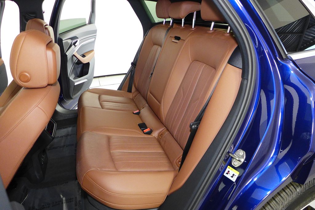 Thumbnail: 2022 Audi e-tron - 21