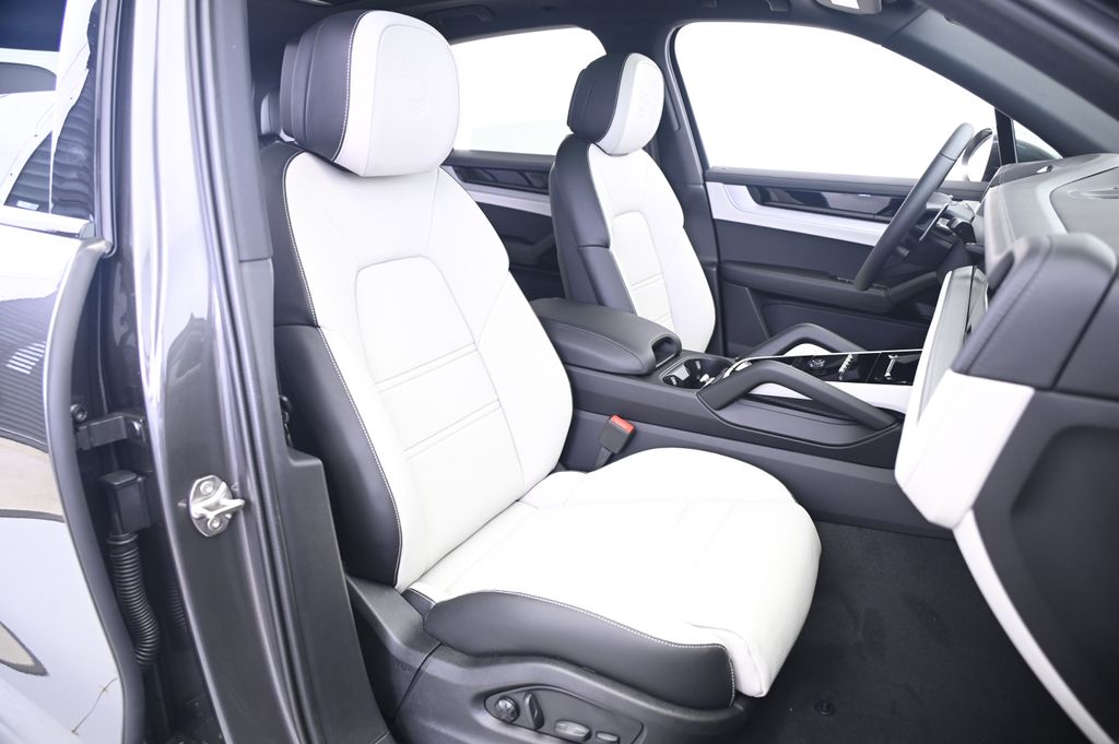 Thumbnail: 2025 Porsche Cayenne - 24