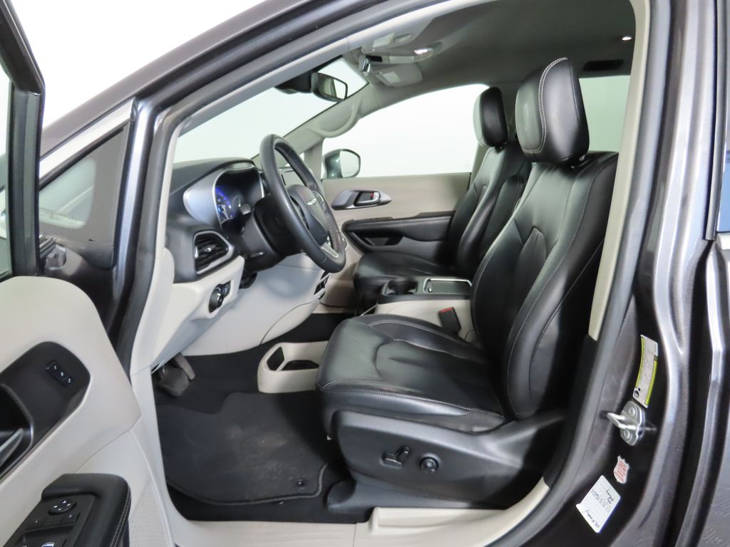2022 Chrysler Pacifica Touring L 19