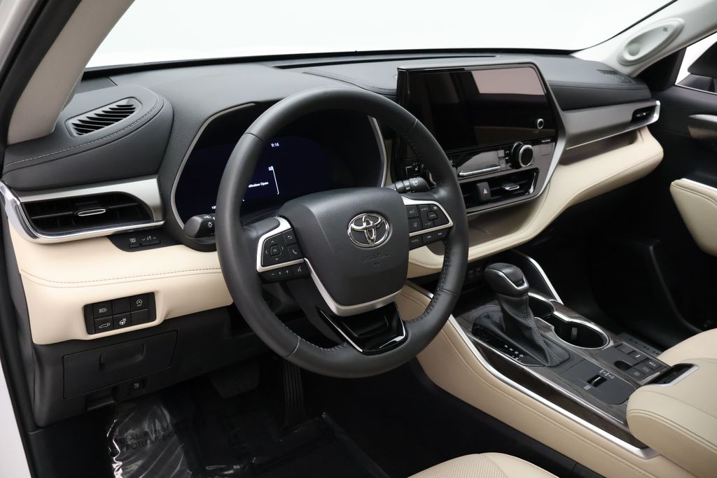 Thumbnail: 2024 Toyota Highlander - 15