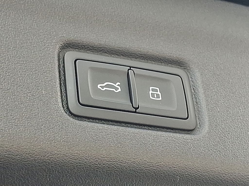 Thumbnail: 2025 Audi Q6 e-tron - 28