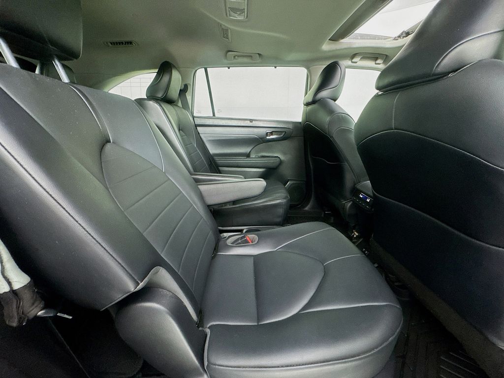 Used Car 2021 Toyota Highlander  Xle For Sale Under $30,000 In Austin, Texas
