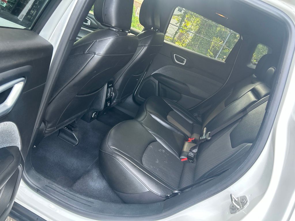 Used 2024 White Jeep Latitude image 28