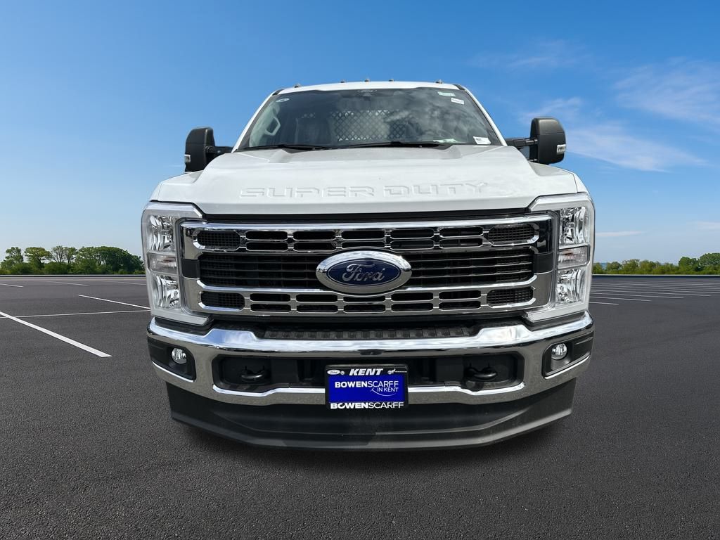 New 2025 Ford Super Duty F-350 Chassis Regular Cab (DRW) 169" Wheelbase XL