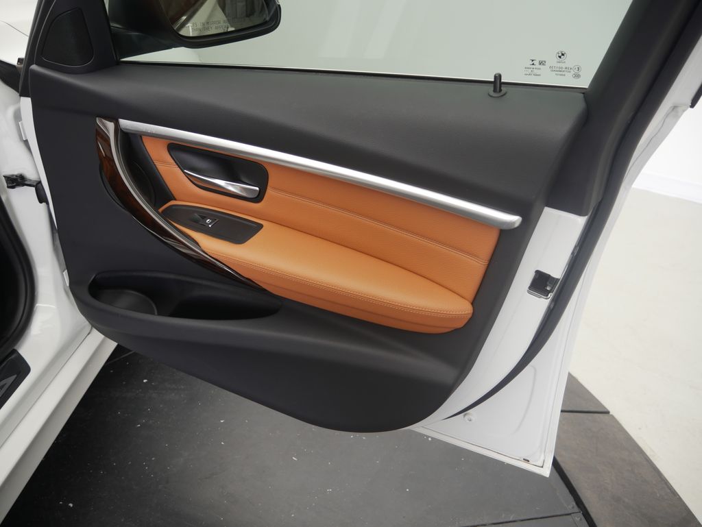 Thumbnail: 2019 BMW 3 Series - 23