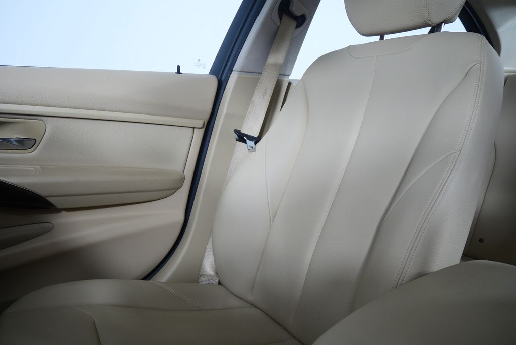 Thumbnail: 2013 BMW 3 Series - 26