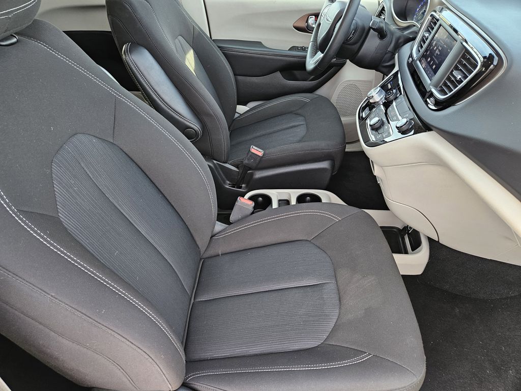 2023 Chrysler Voyager