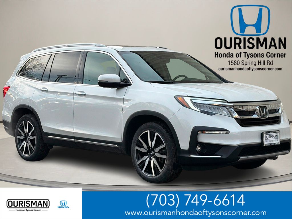 2021 Honda Pilot Touring AWD with Rear Captains Chairs